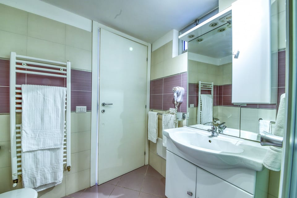 bathroom La Cattedrale Apartments&Suite 3 - Affitti Brevi Italia