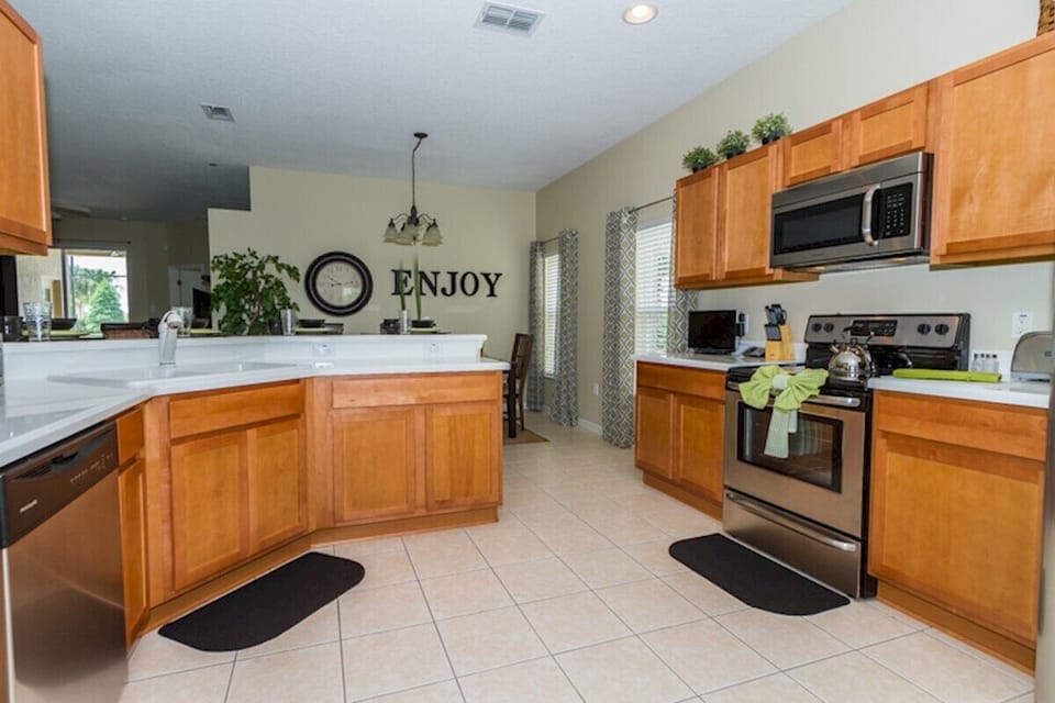 Full Kitchen/Breakfast Room