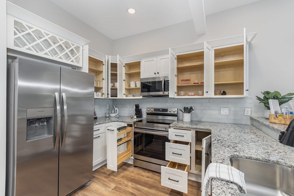 Well-equipped kitchen with glassware, 8-piece place setting, pots & pans & more!