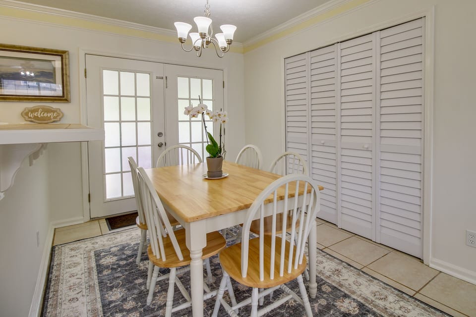 Dining Area | Dishware & Flatware Provided | Central A/C & Heating