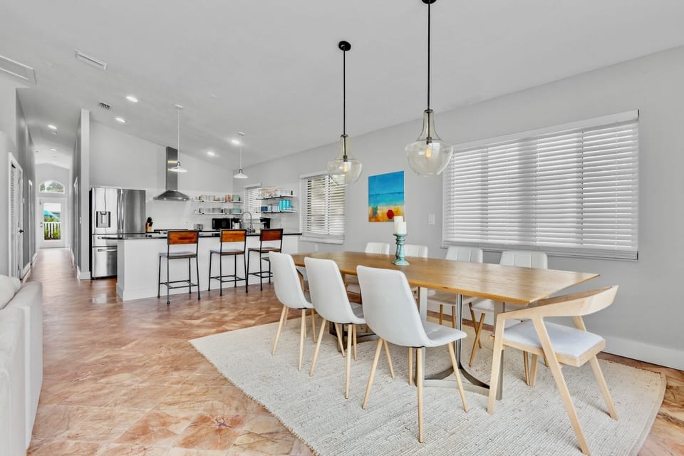 Breakfast Bar and Dining
