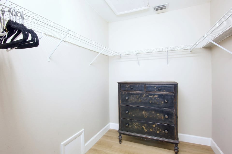 Primary Bedroom, Walik-in Closet