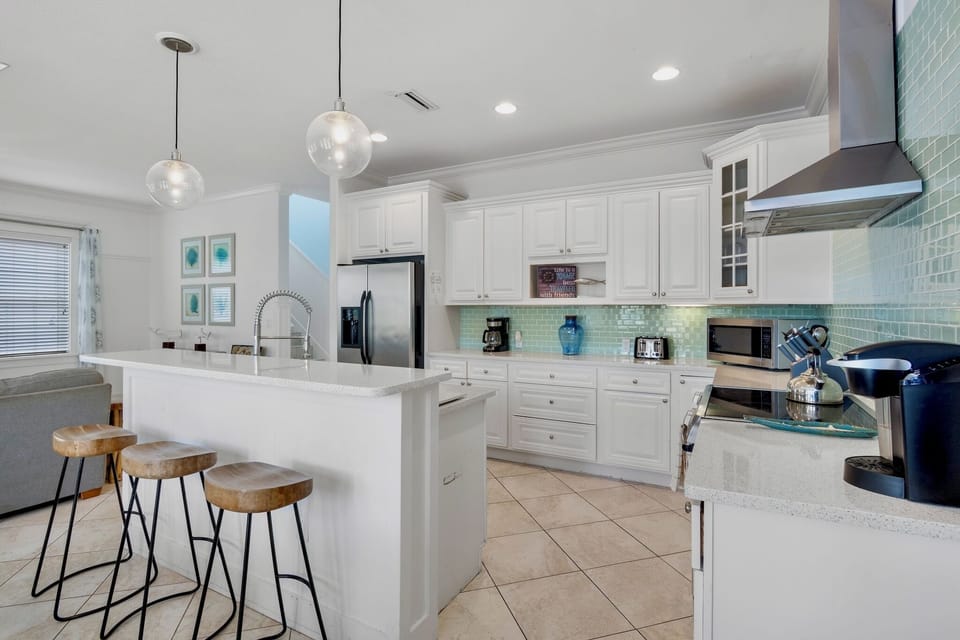 Central island perfect for meal prep