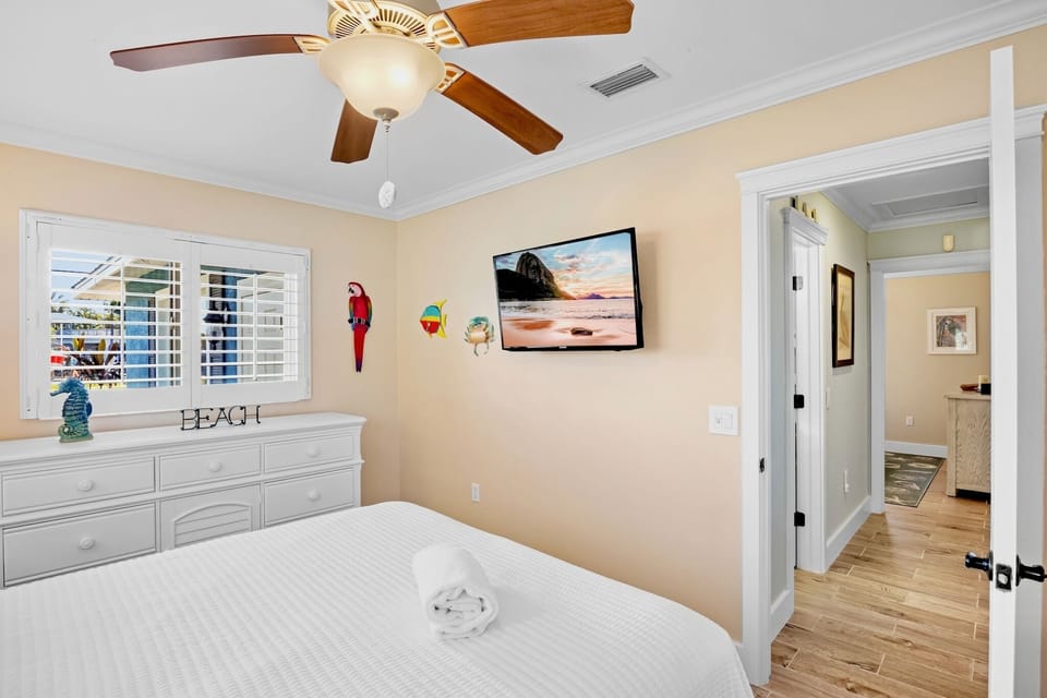 Fourth Bedroom, Queen