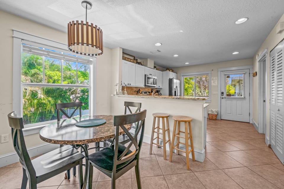 Dining Area - Breakfast Bar