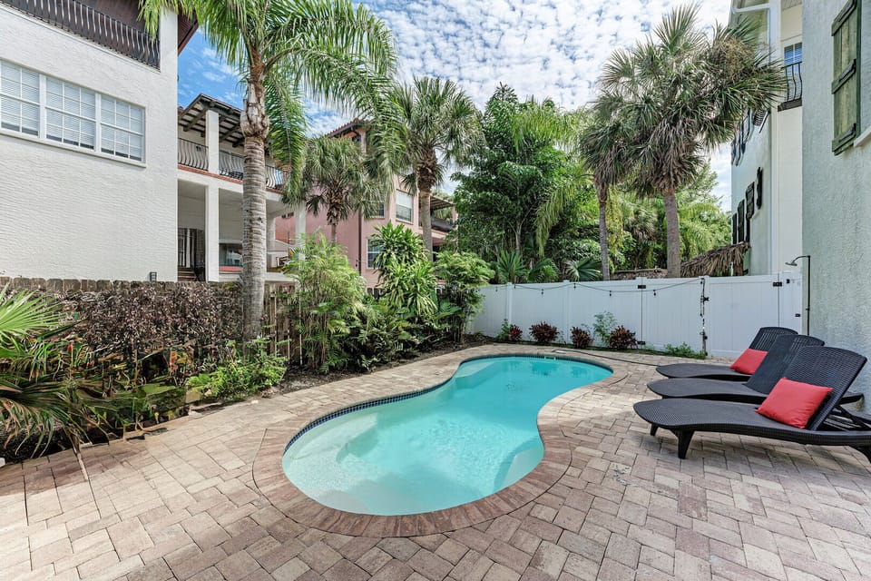 Private Heated Pool with Sun Loungers - Salty Sands