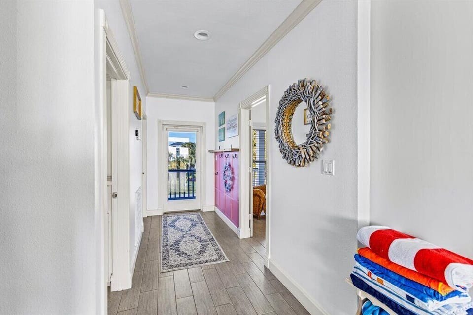 Bright and airy entrance leading to beach vibes and beautiful views!