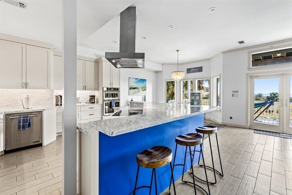 Stunning island with ocean views, perfect for culinary adventures with friends!