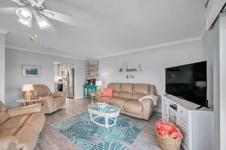 Cozy living room w/ plush sofas and TV, ideal for relaxing after a day out.