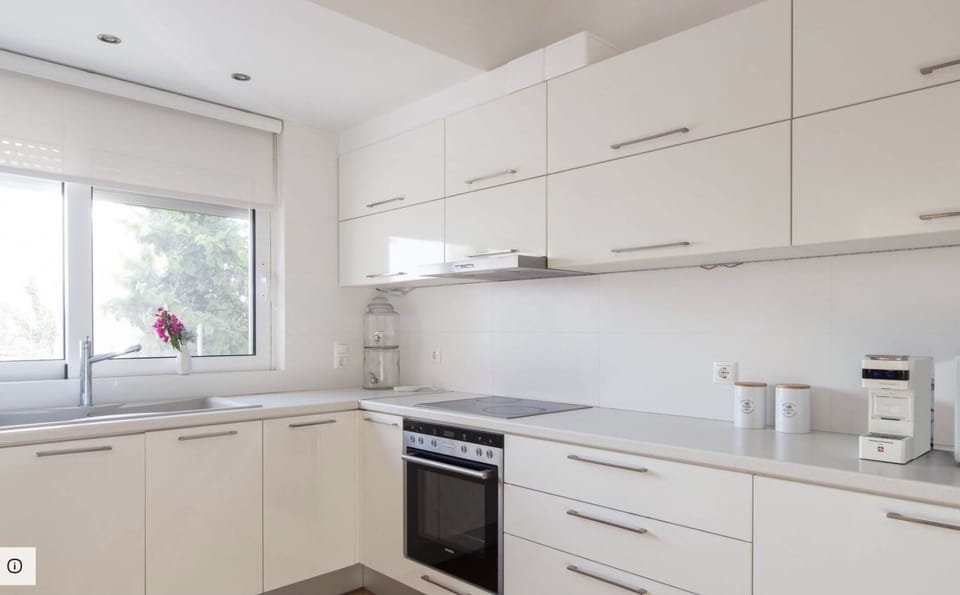 Fully equipped modern kitchen Villa I with front garden/patio view