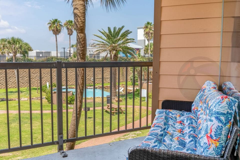 Sit a spell - that's the lagoon pool - beach entry style