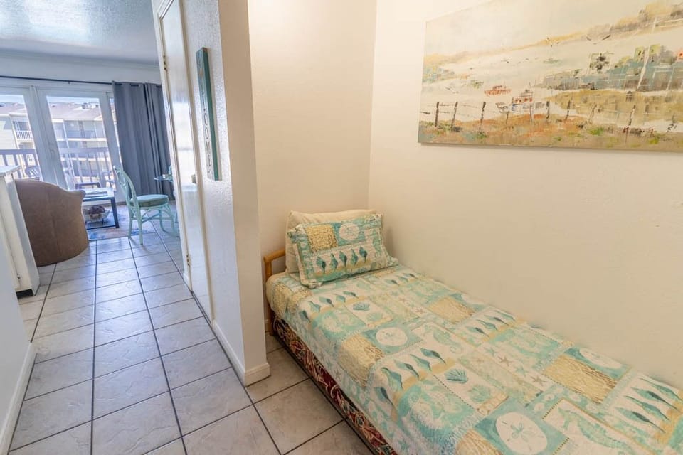 Twin bed in alcove for additional sleeping
