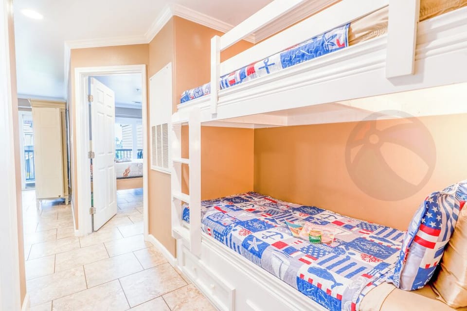 of all ages. Separate reading light in each bunk