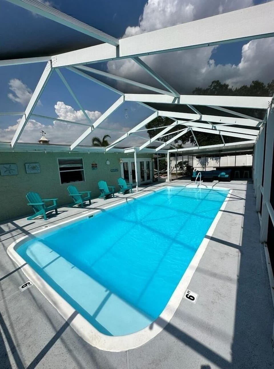 Huge Lanai, Pool, outdoor furniture,patio bar table with 8 bar stools& mini sink