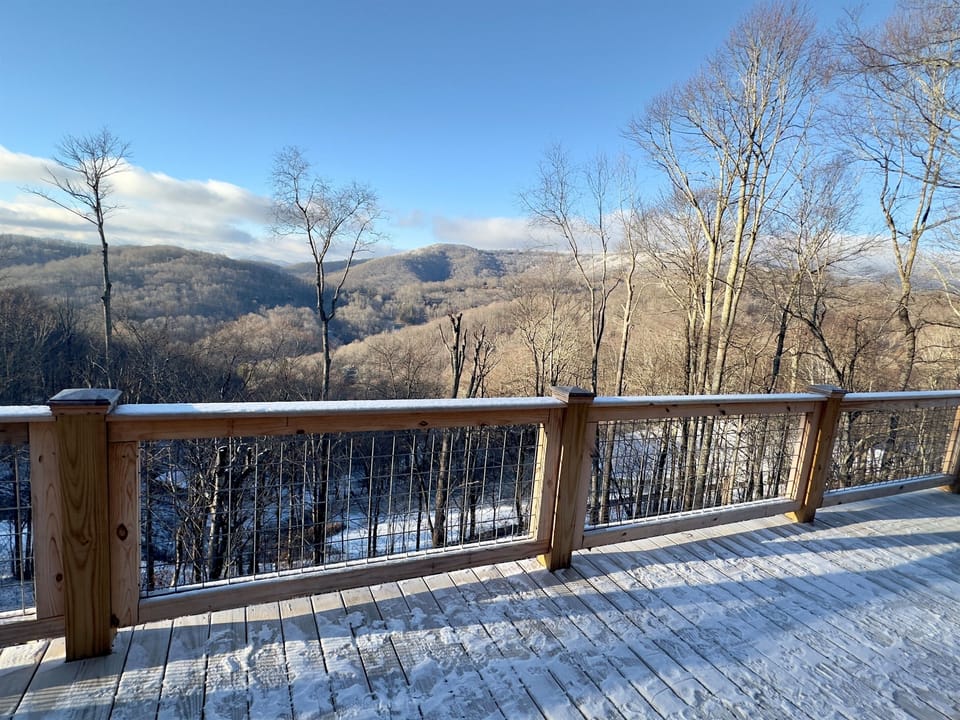 Spectacular winter Mountain views from the spacious deck!