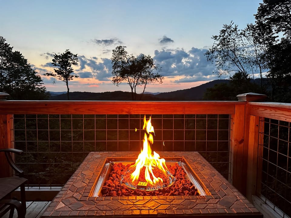 This could be your perfect evening: Enjoying a spectacular sunset while staying cozy next to the fire with your friends and family.  The stargazing after the sun sets.