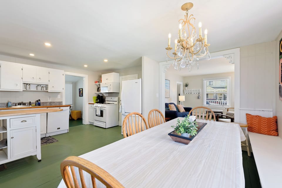 large eat in kitchen, with large table , plenty of seating 