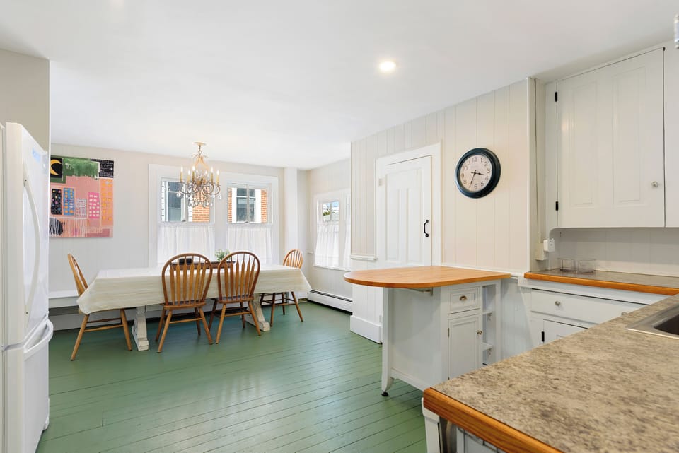 large eat in kitchen, coffee pot and keurig combo, dishwasher, fully stocked
