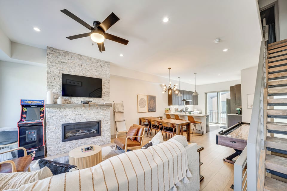 Living Room | Smart TV w/ Cable | Gas Fireplace