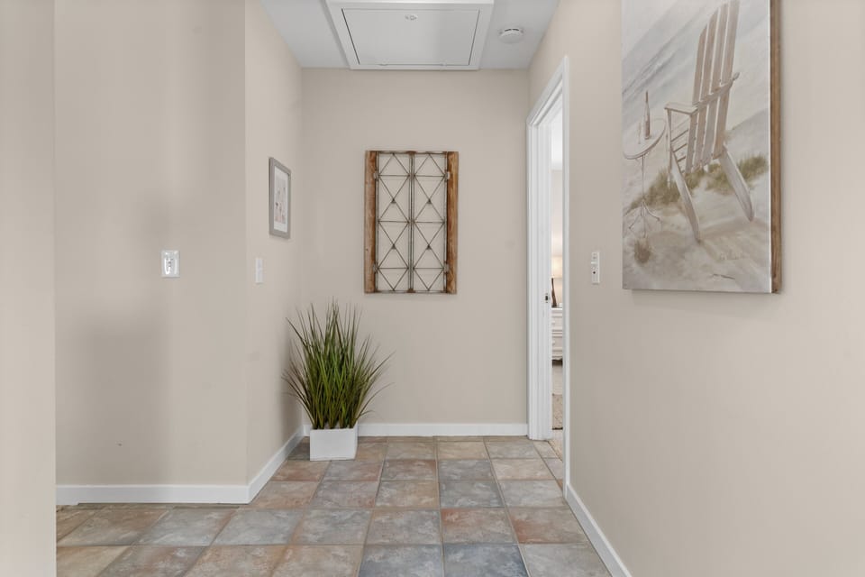 Foyer to the right