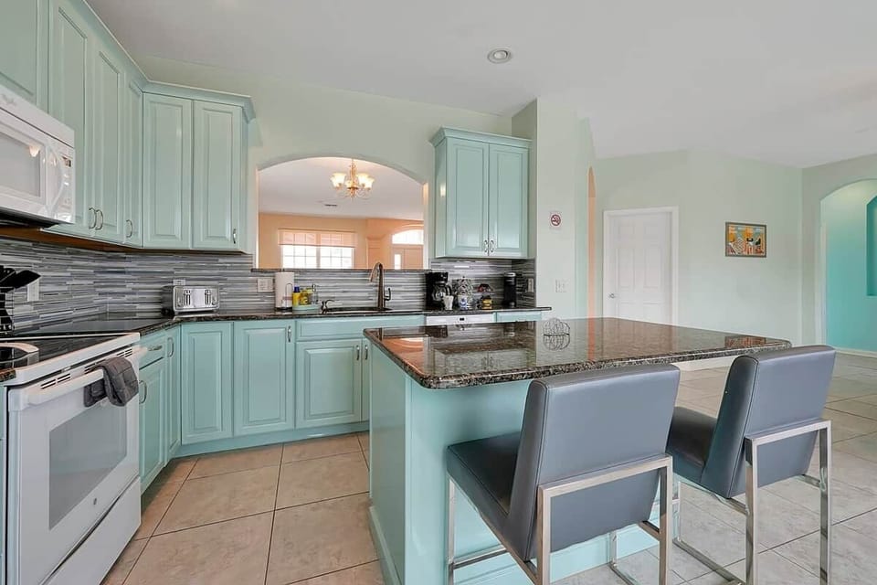 Kitchen with breakfast bar seating