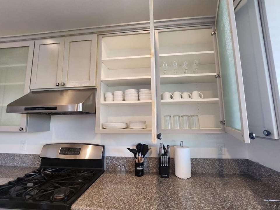 Equipped kitchen with pots, pans, and baking trays (includes kid's utensils)