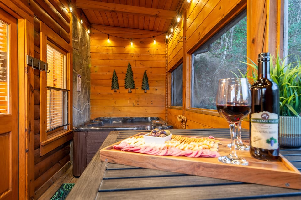 Enjoy dinner & drinks on the screened-in deck!