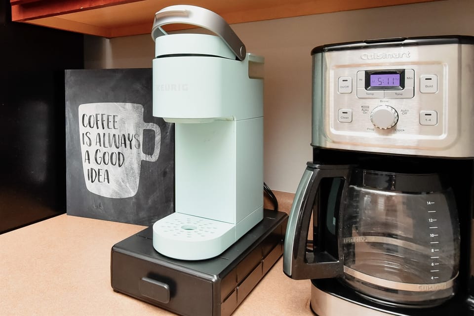 Start your mornings with the perfect cup of coffee before embarking on your Dayton adventures! ☕🍳