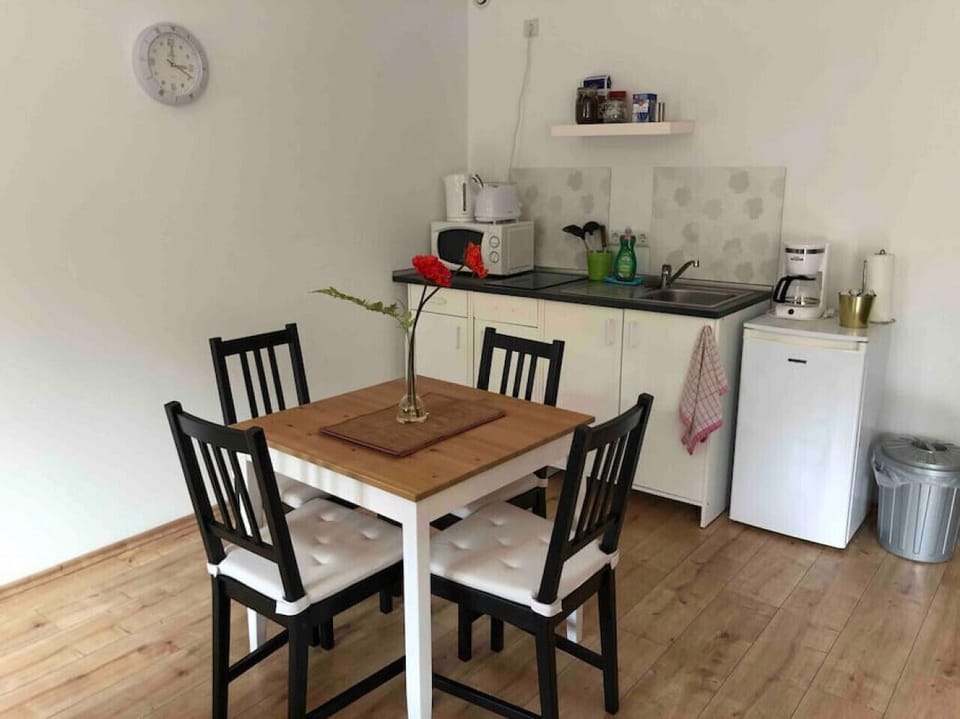 Gemütlicher Tisch zum gemeinsamen Essen
