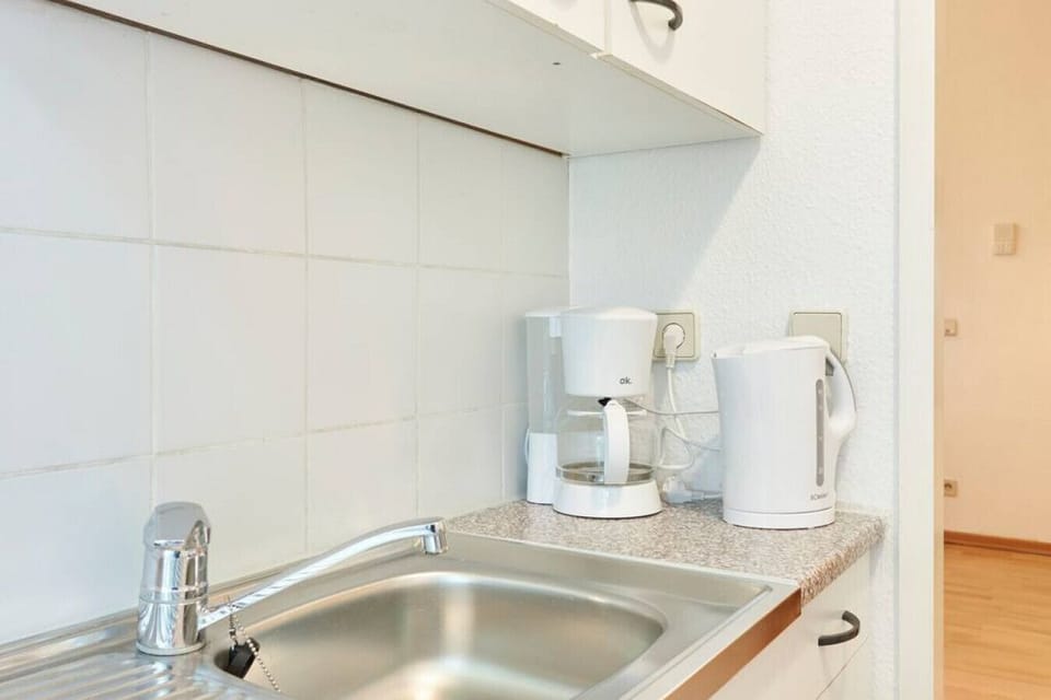 Die Küche ist ausgestattet mit einem Wasserkocher und einer Kaffeemaschine