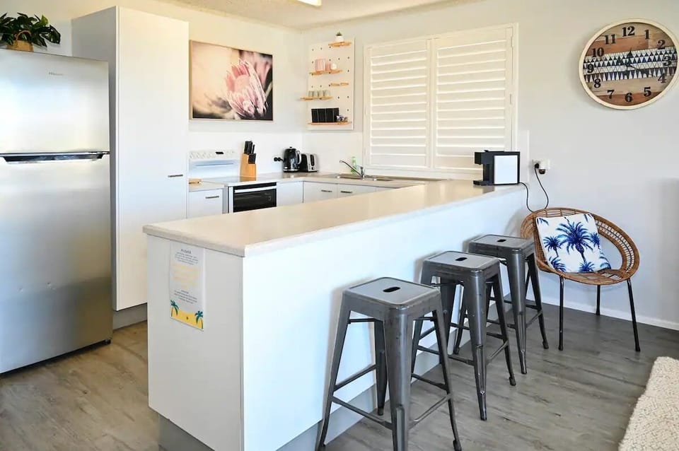 Modern, well equipped kitchen. Breakfast bar with seating