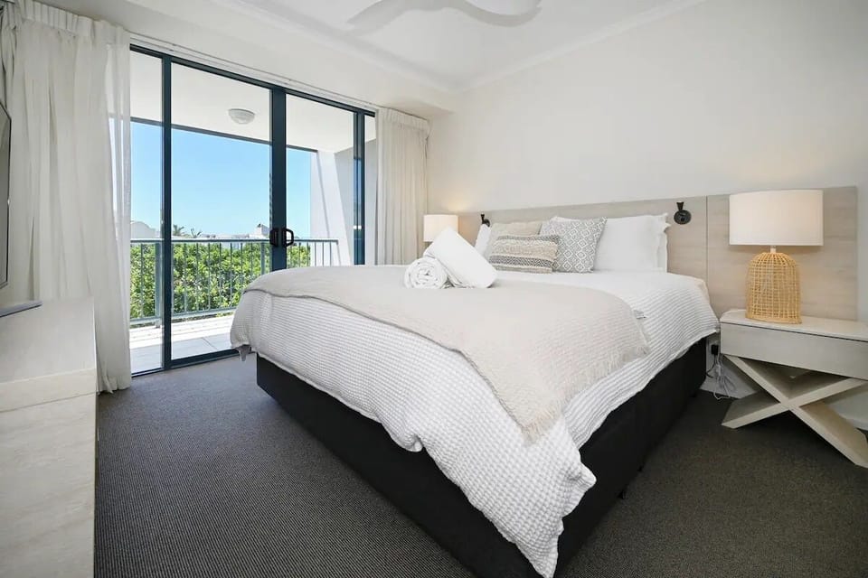 Bedroom 1 (King Bed)