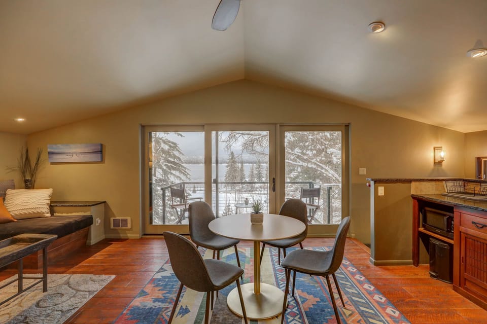 Dining with views of Payette Lake