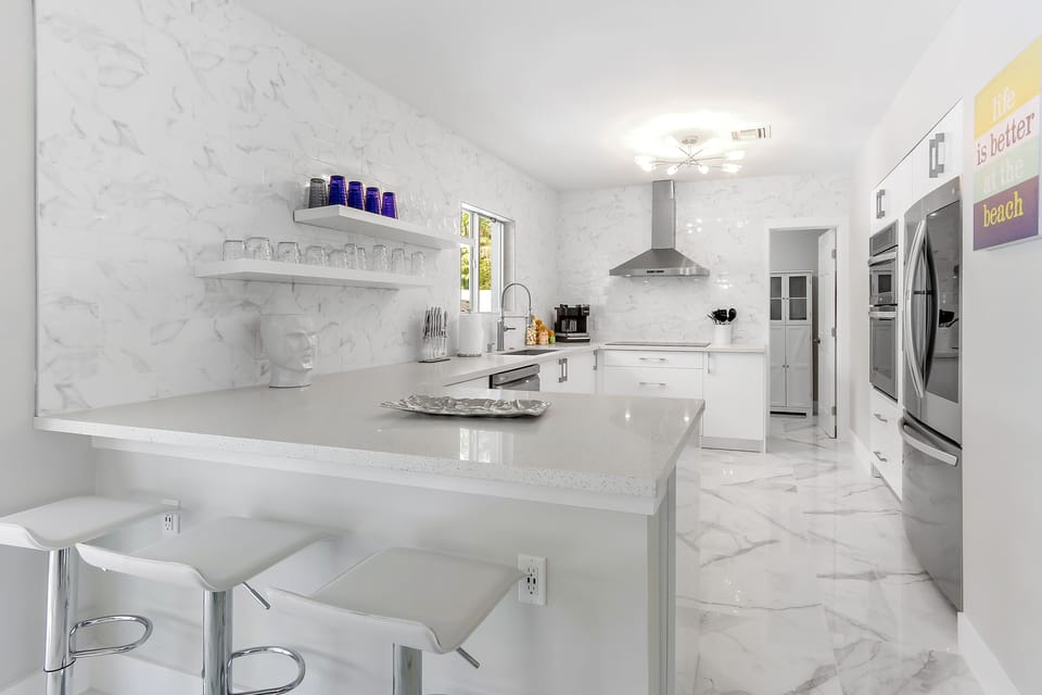 Kitchen | Counter seating for 3