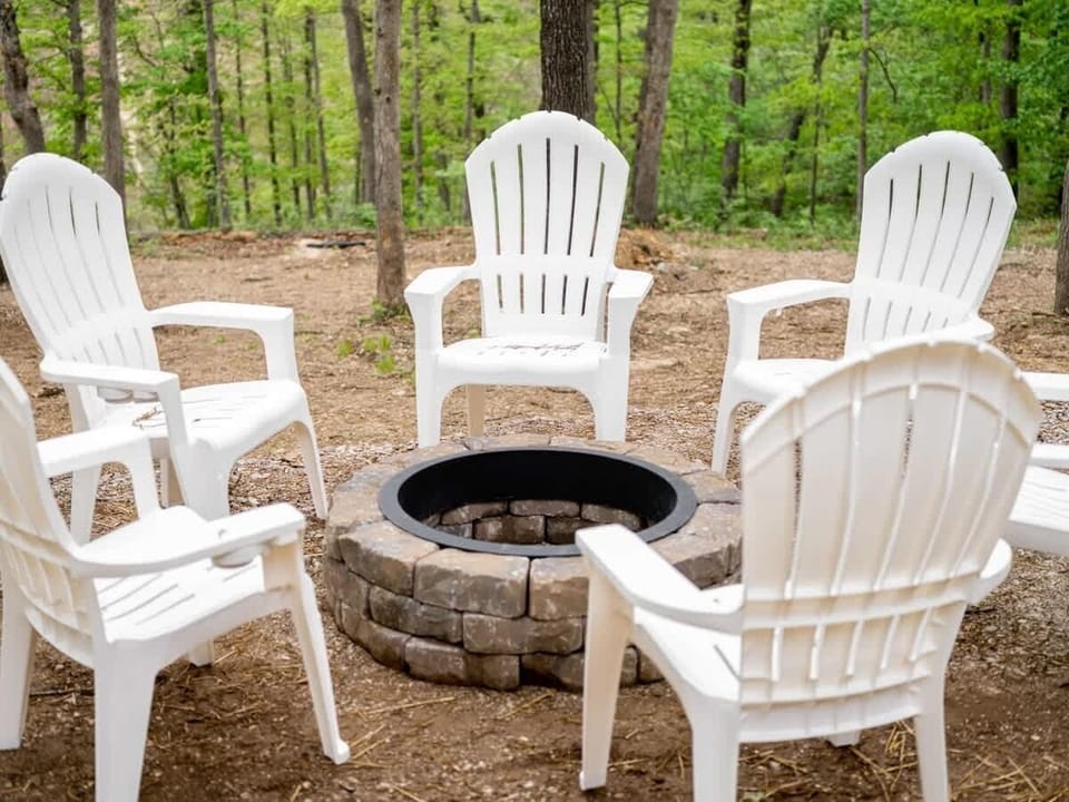 Gather around the fire pit on crisp evenings—tell stories, roast marshmallows and stargaze.