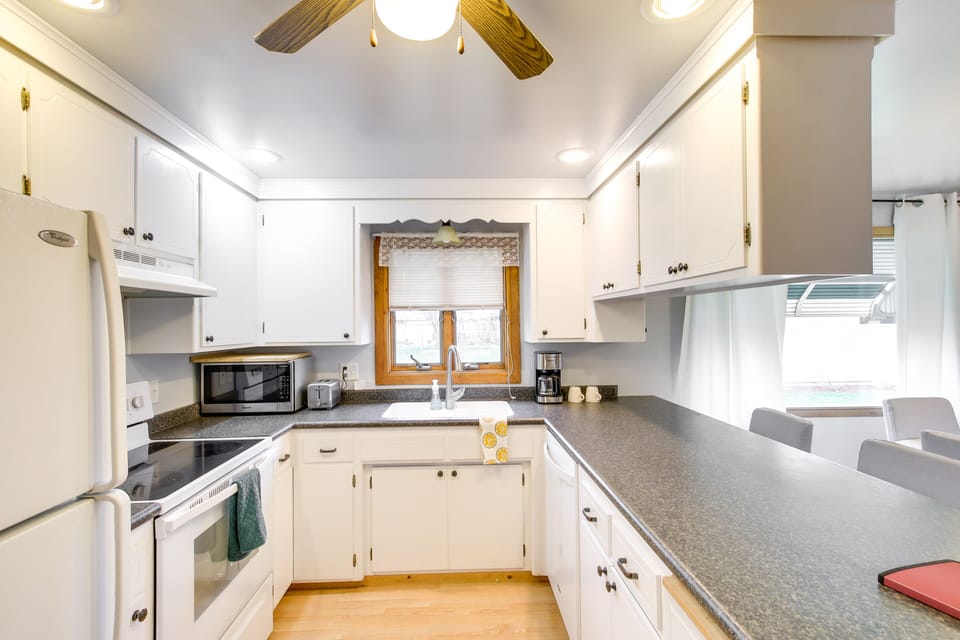 Fully Equipped Kitchen | Cooking Basics | Coffee Maker | Toaster | Blender