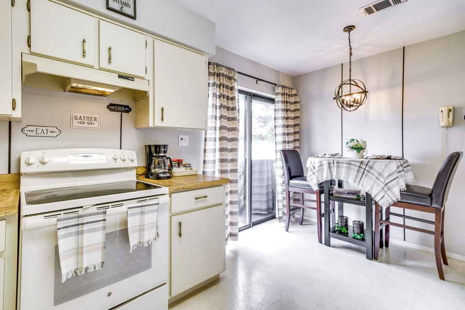 Orlando Vacation Rental | 3BR | 2BA | 1,600 Sq Ft | 1 Minor Step to Enter