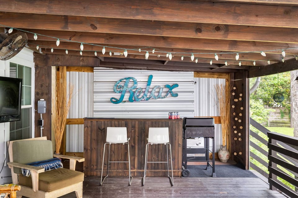 Equipped with a bar and gas grill, perfect for your afternoon hang outs making burgers on the grill!