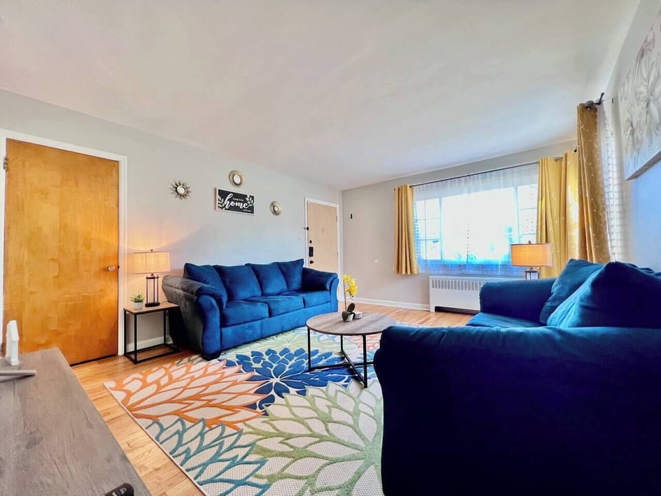Living Room w Smart TV