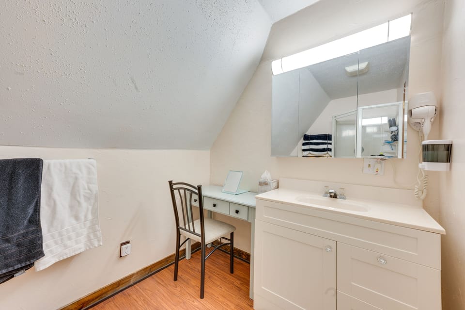 Upstairs Full Bathroom | Complimentary Toiletries