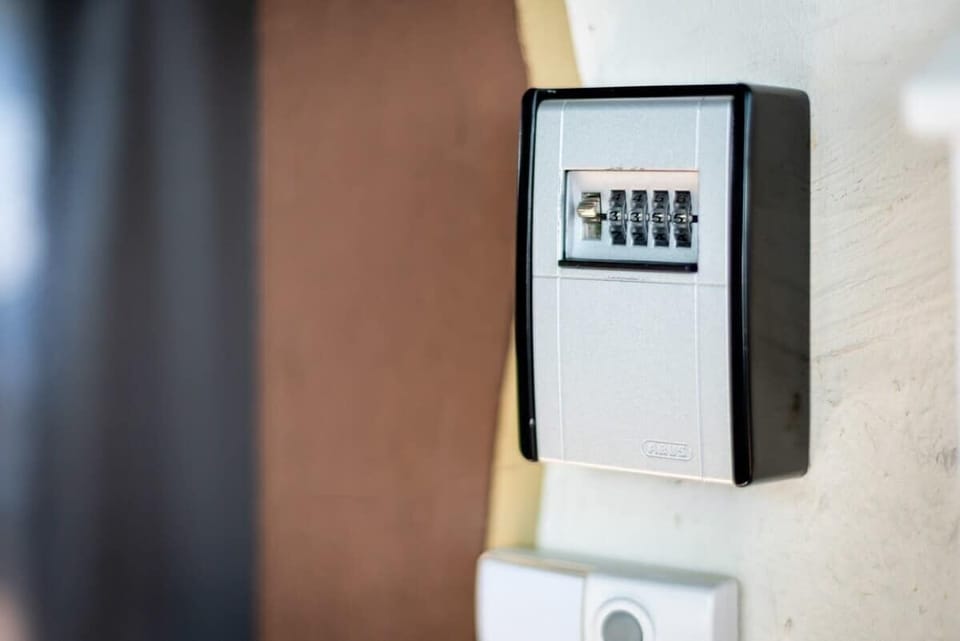 Keysafe, in dem der Schlüssel für Euch hinterlegt wird. 1 Tag vor Ankunft erhaltet Ihr den Code um diesen zu öffnen und den Schlüssel zu entnehmen.