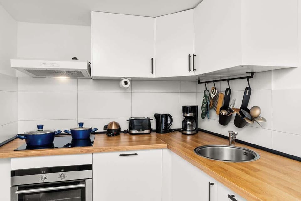 Die Küche ist voll ausgestattet mit Herd, Backofen, Spülmaschine, Mikrowelle, Kühlschrank, Toaster, Wasserkocher, Kaffeemaschine, Nespresso Kaffeemaschine, Eierkocher, Töpfe und Pfannen sowie weitere Küchenutensilien und Wasser-, Sekt- und Weingläser
