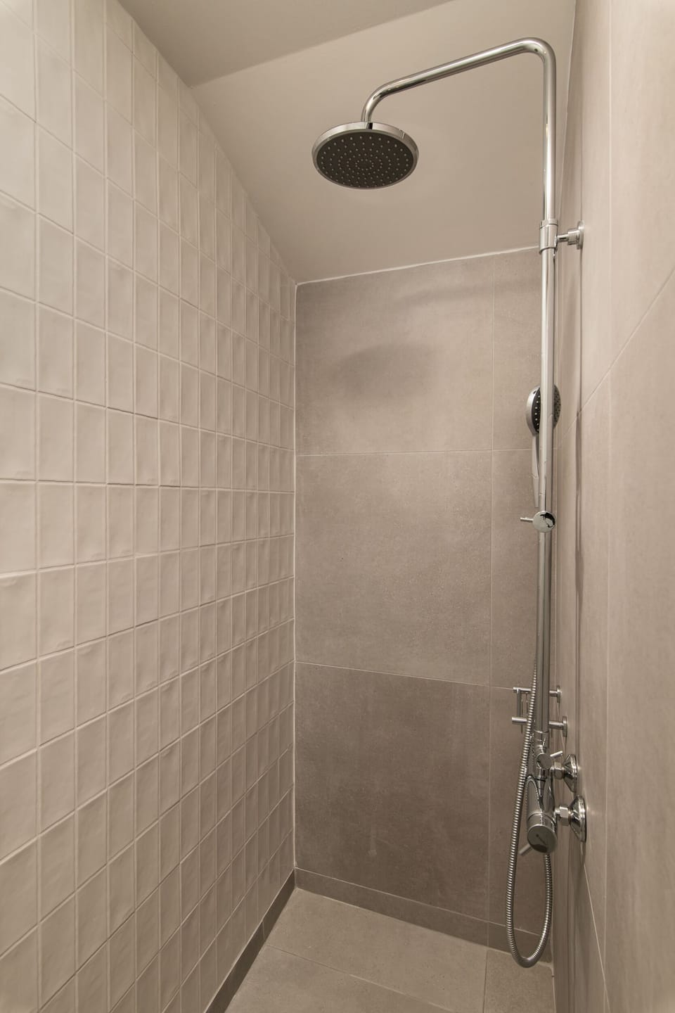 Master bedroom en-suite bathroom 