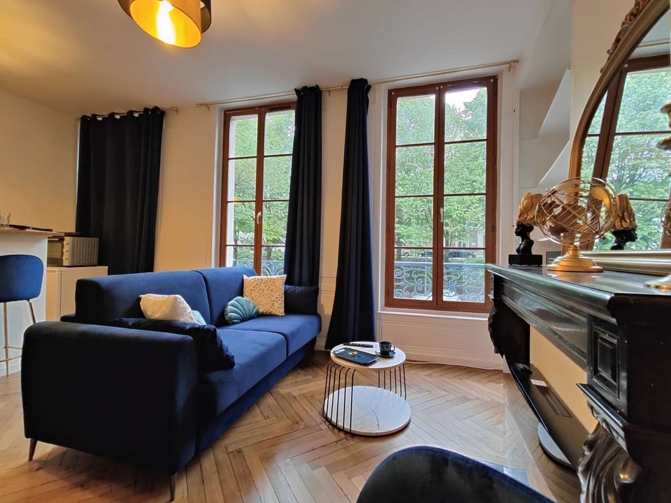 Living room : velvet sofa + connected TV + dining table 4 persons