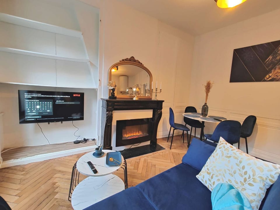 Living room : velvet sofa + connected TV + dining table 4 persons