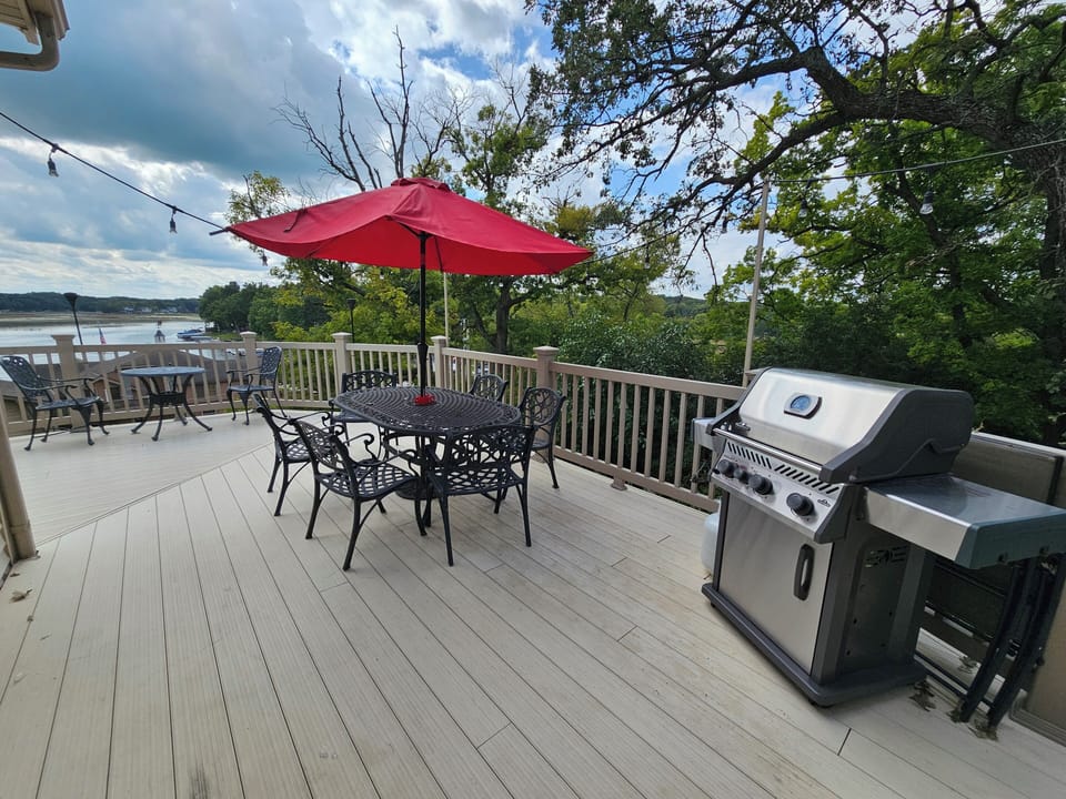 Wrap around deck outside dining