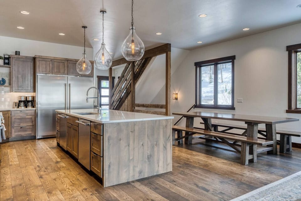 320A WoodRun Kitchen with Island Seating