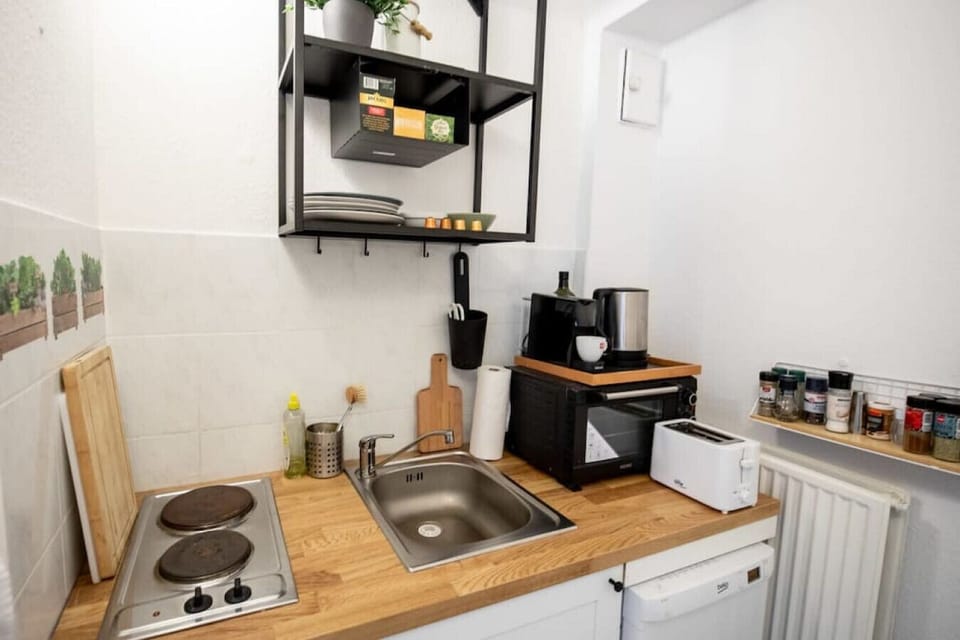 Spülmaschine, Mikrowelle, Toaster etc. vorhanden.