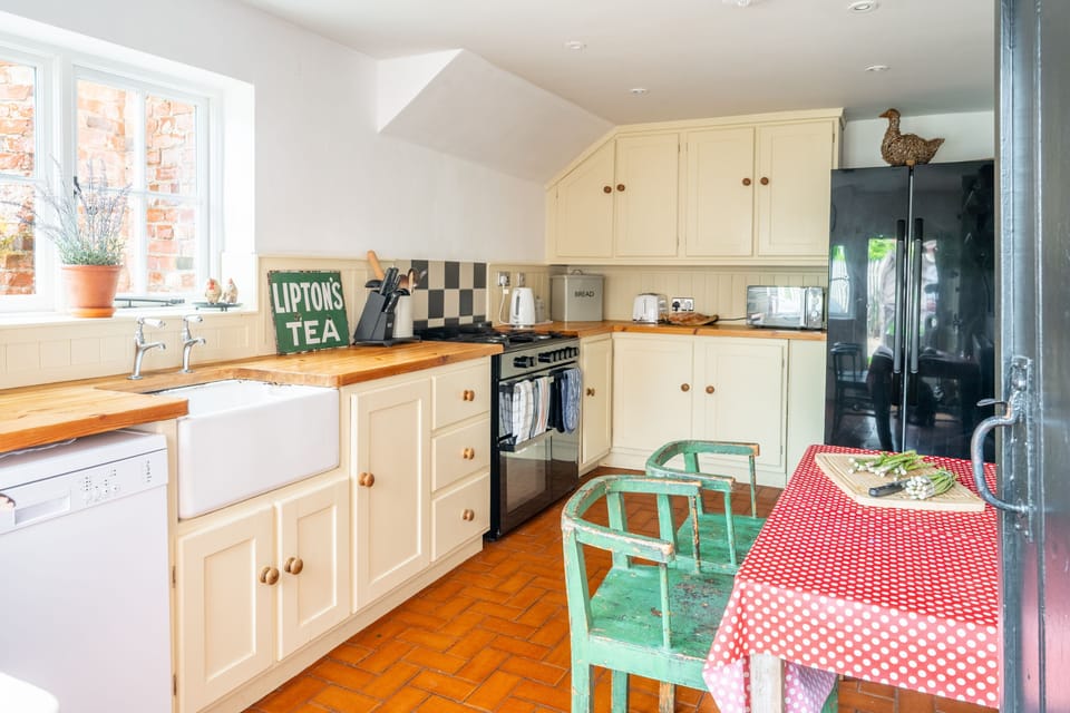 Ground floor: Kitchen with range style cooker