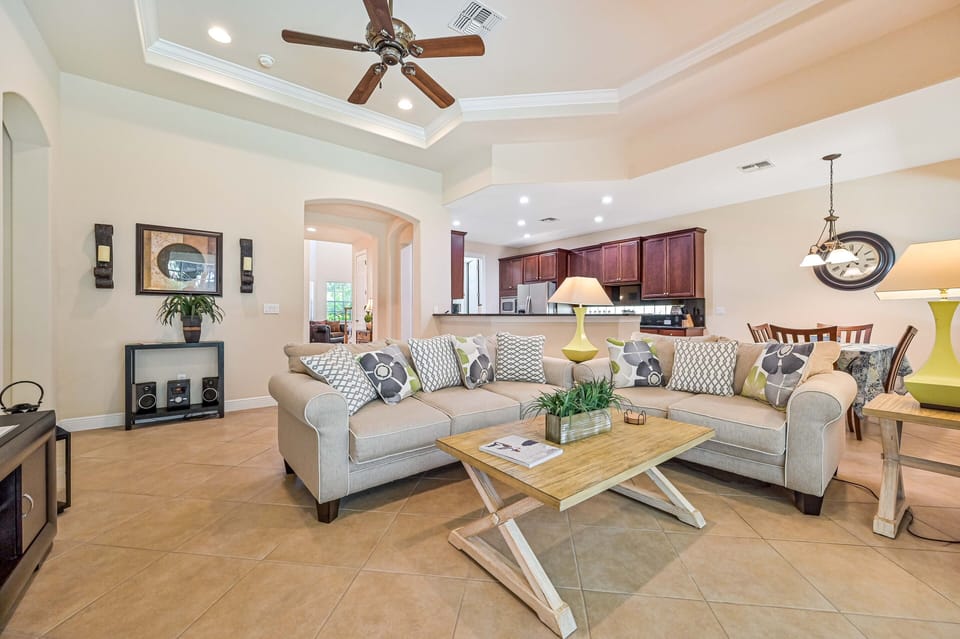 AV12731 - Family room